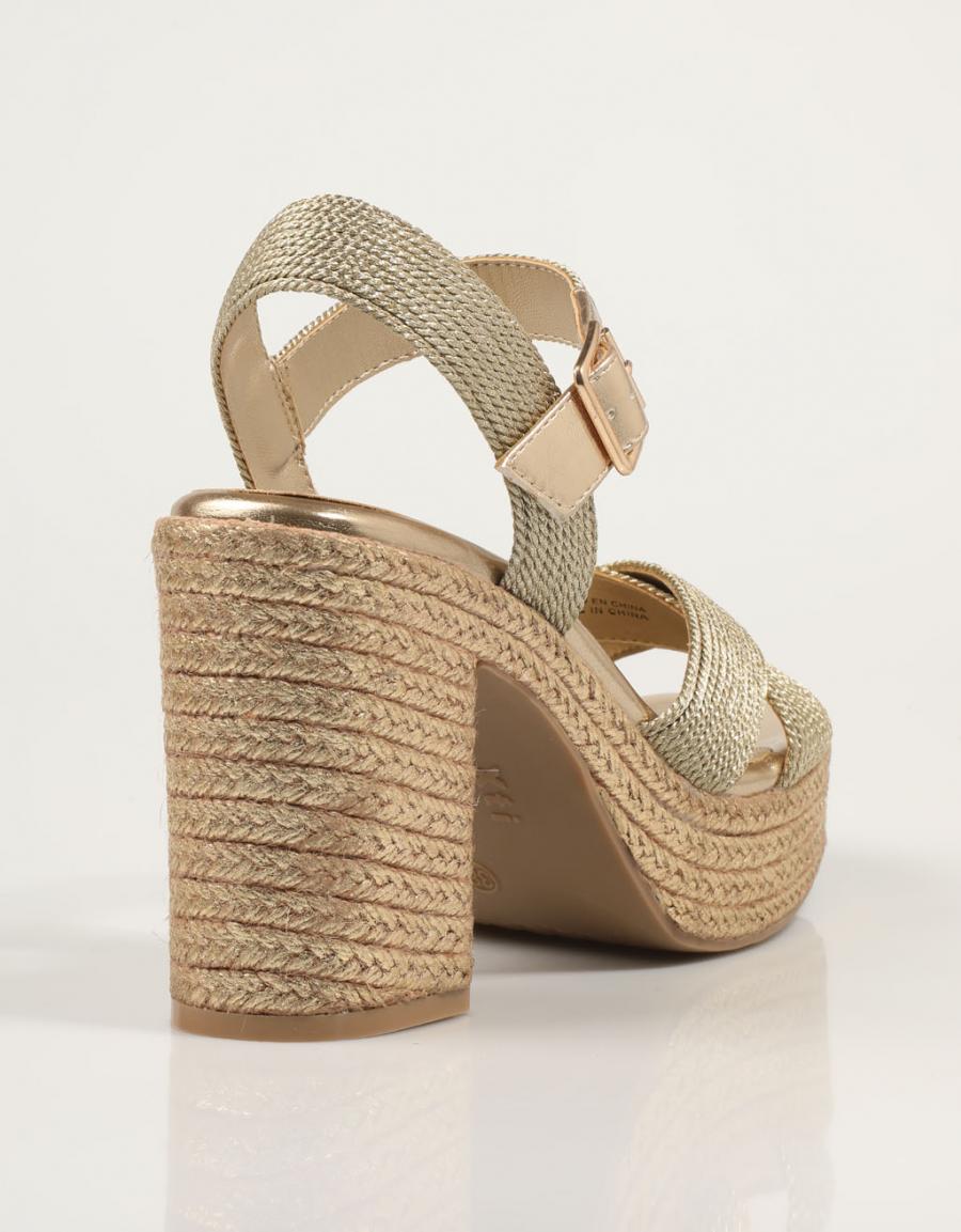 SANDALIAS XTI 142741 en color Oro