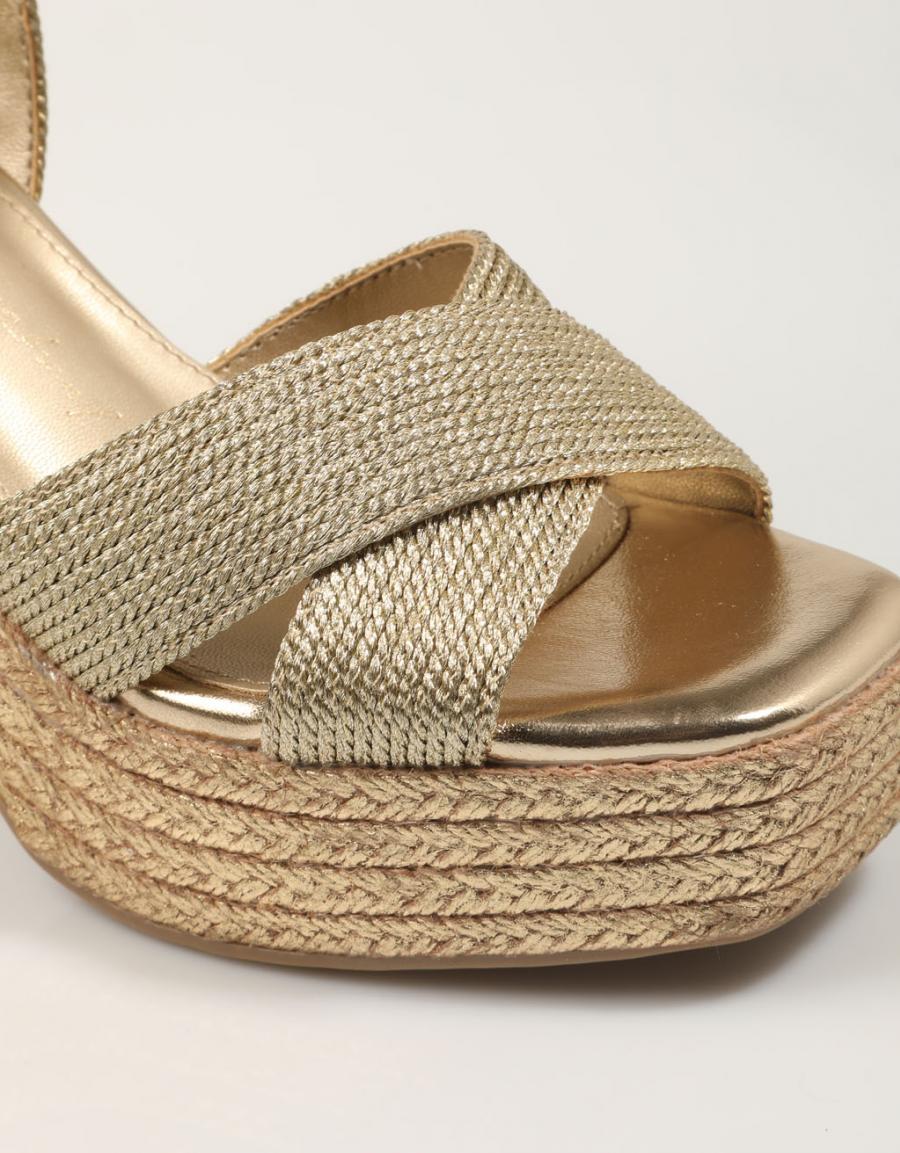 SANDALIAS XTI 142741 en color Oro