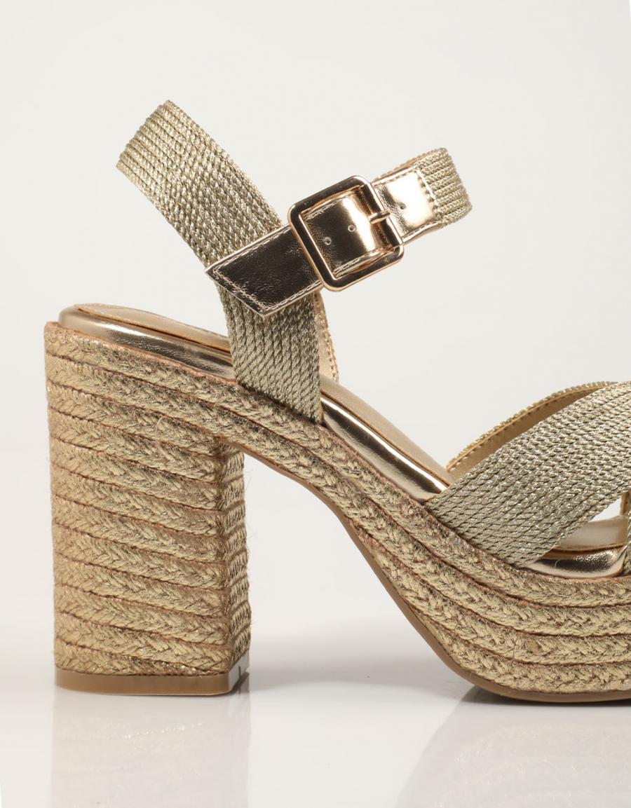 SANDALIAS XTI 142741 en color Oro