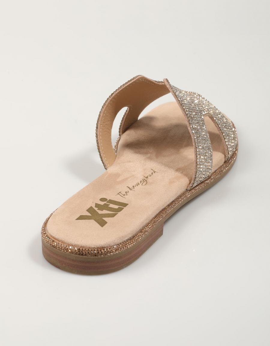 SANDALIAS XTI 142857 en color Beige
