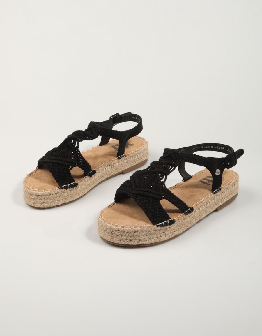 SANDALIAS XTI 141272 en color Negro