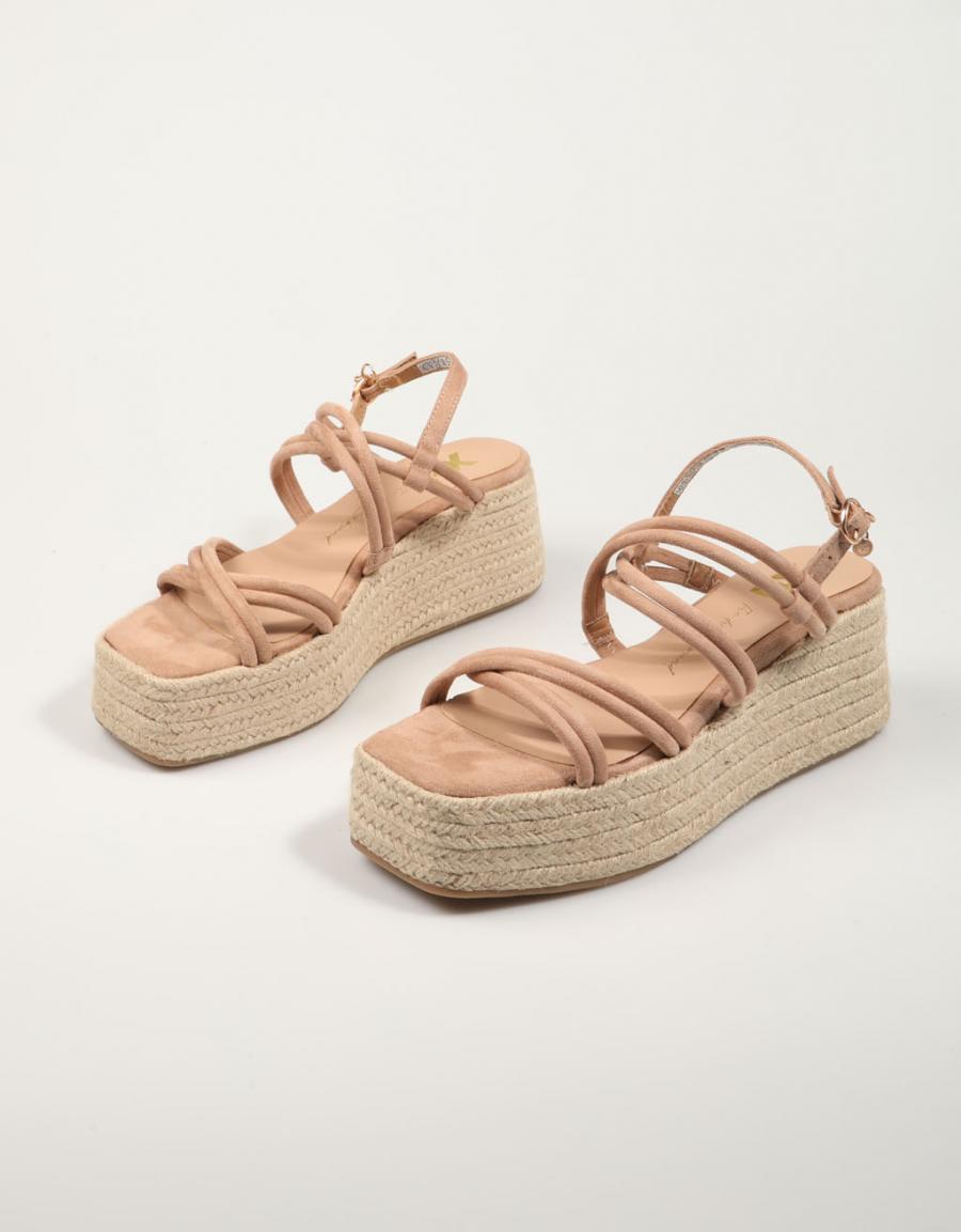 SANDALIAS XTI 142792 en color Beige