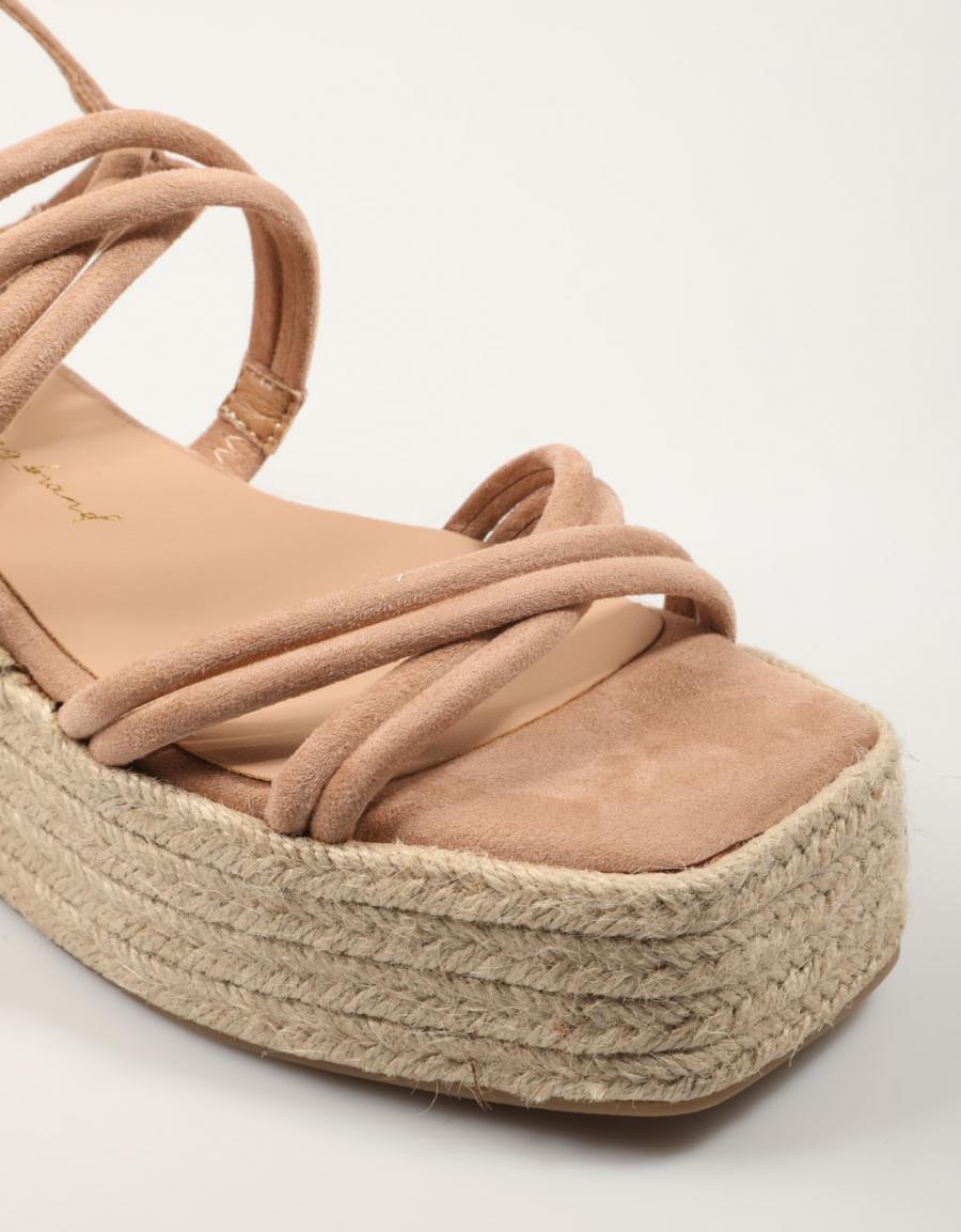 SANDALIAS XTI 142792 en color Beige