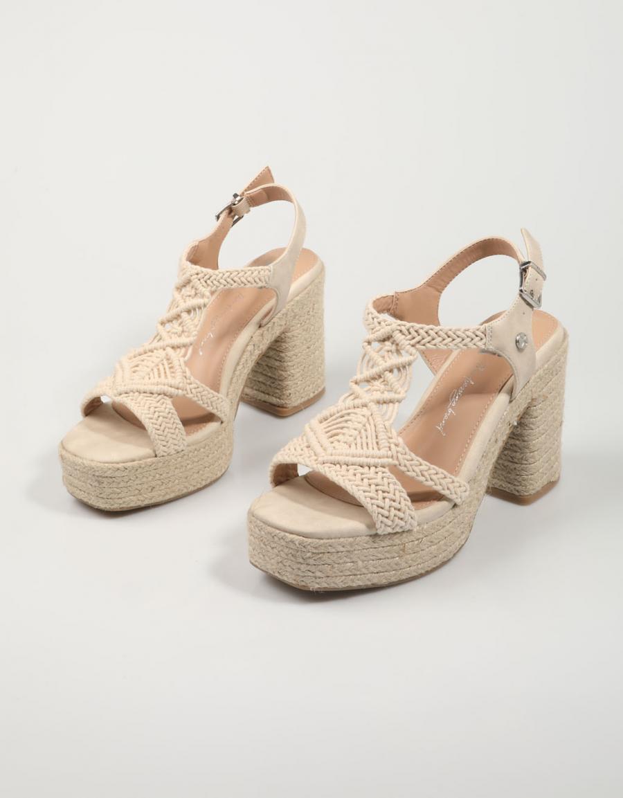 SANDALIAS XTI 142839 en color Hielo