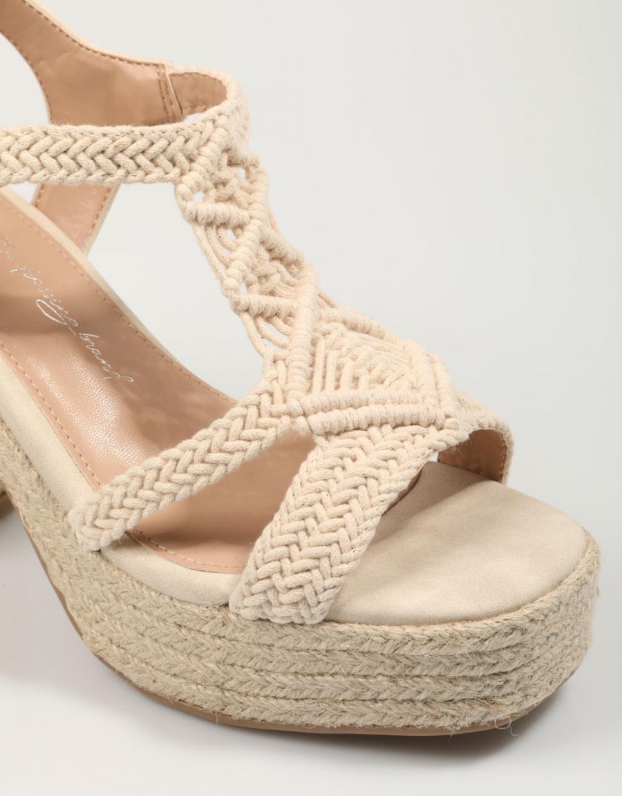 SANDALIAS XTI 142839 en color Hielo