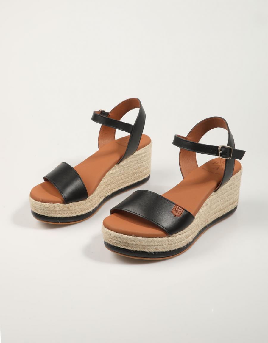 SANDALIAS POPA ARAMBOL PIEL en color Negro