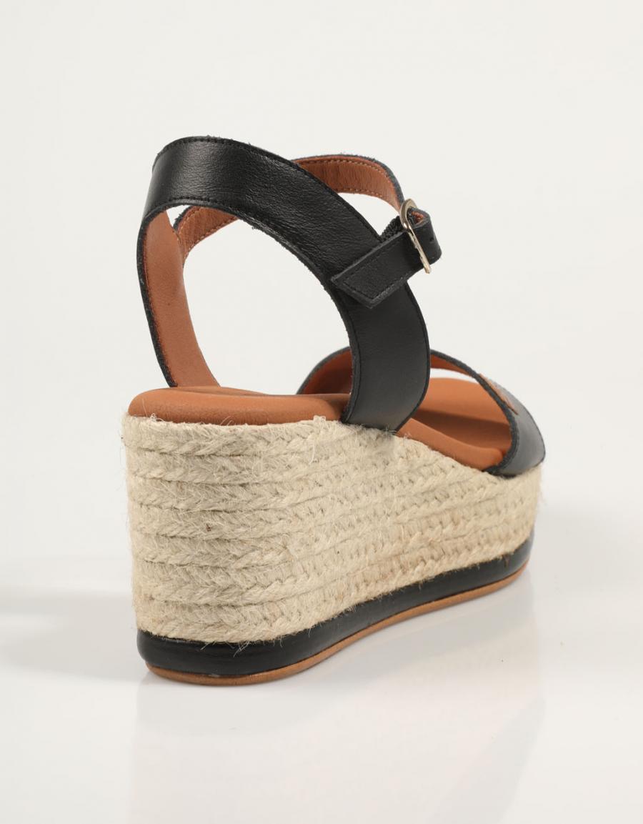 SANDALIAS POPA ARAMBOL PIEL en color Negro
