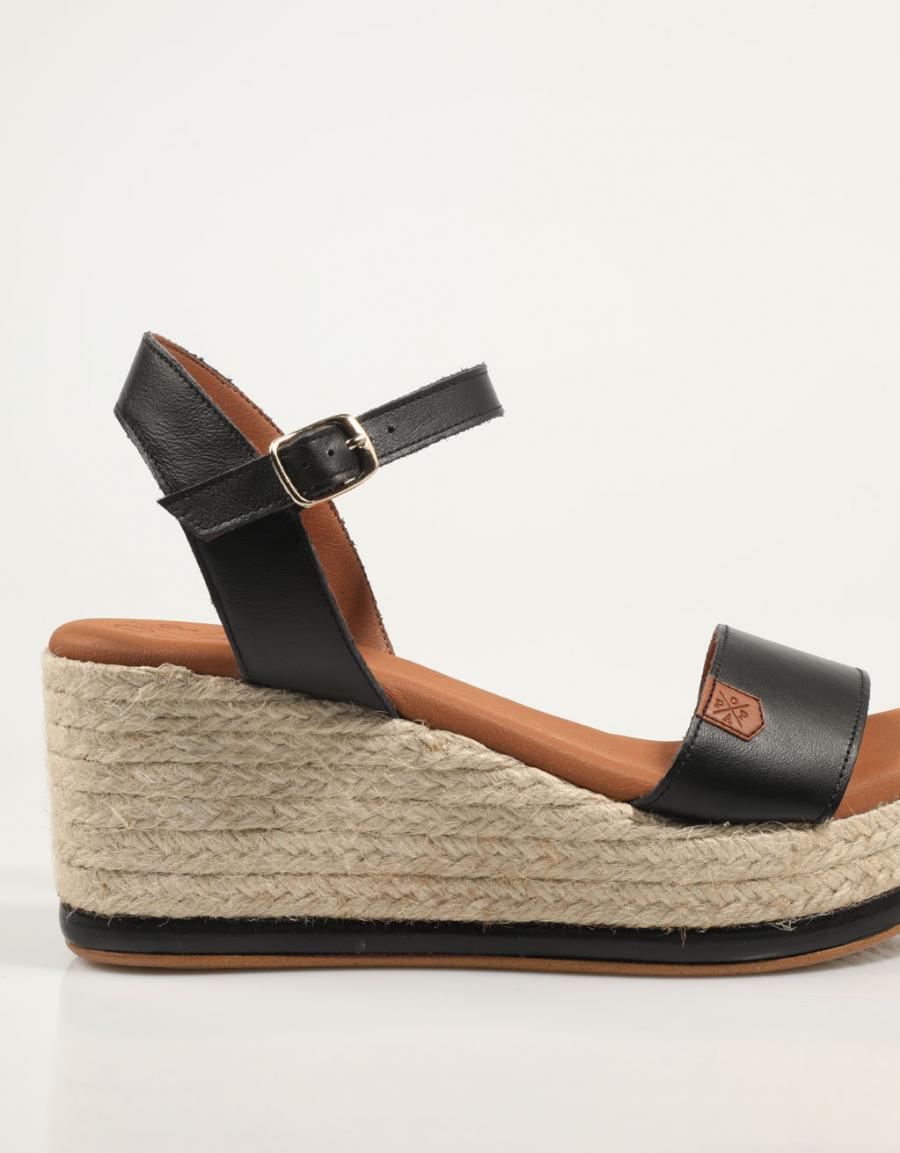 SANDALIAS POPA ARAMBOL PIEL en color Negro