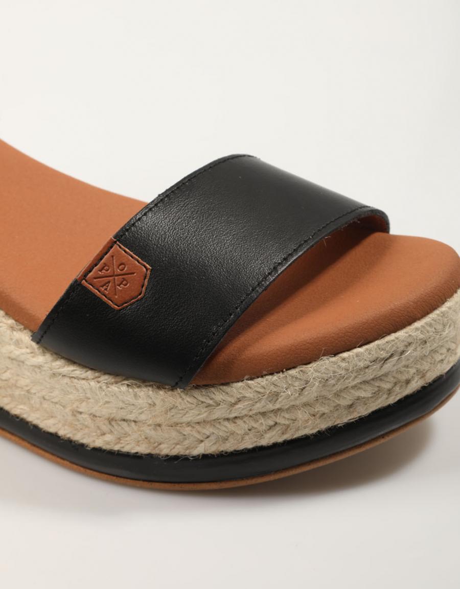 SANDALIAS POPA ARAMBOL PIEL en color Negro