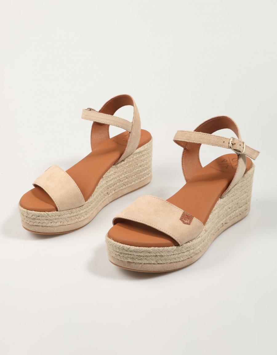 SANDALIAS POPA ARAMBOL SERRAJE en color Beige