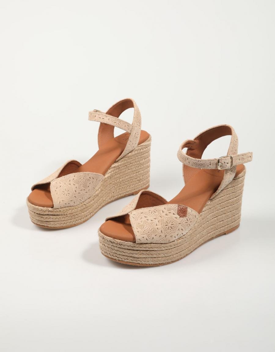 SANDALIAS POPA BENISA GRABADO en color Beige
