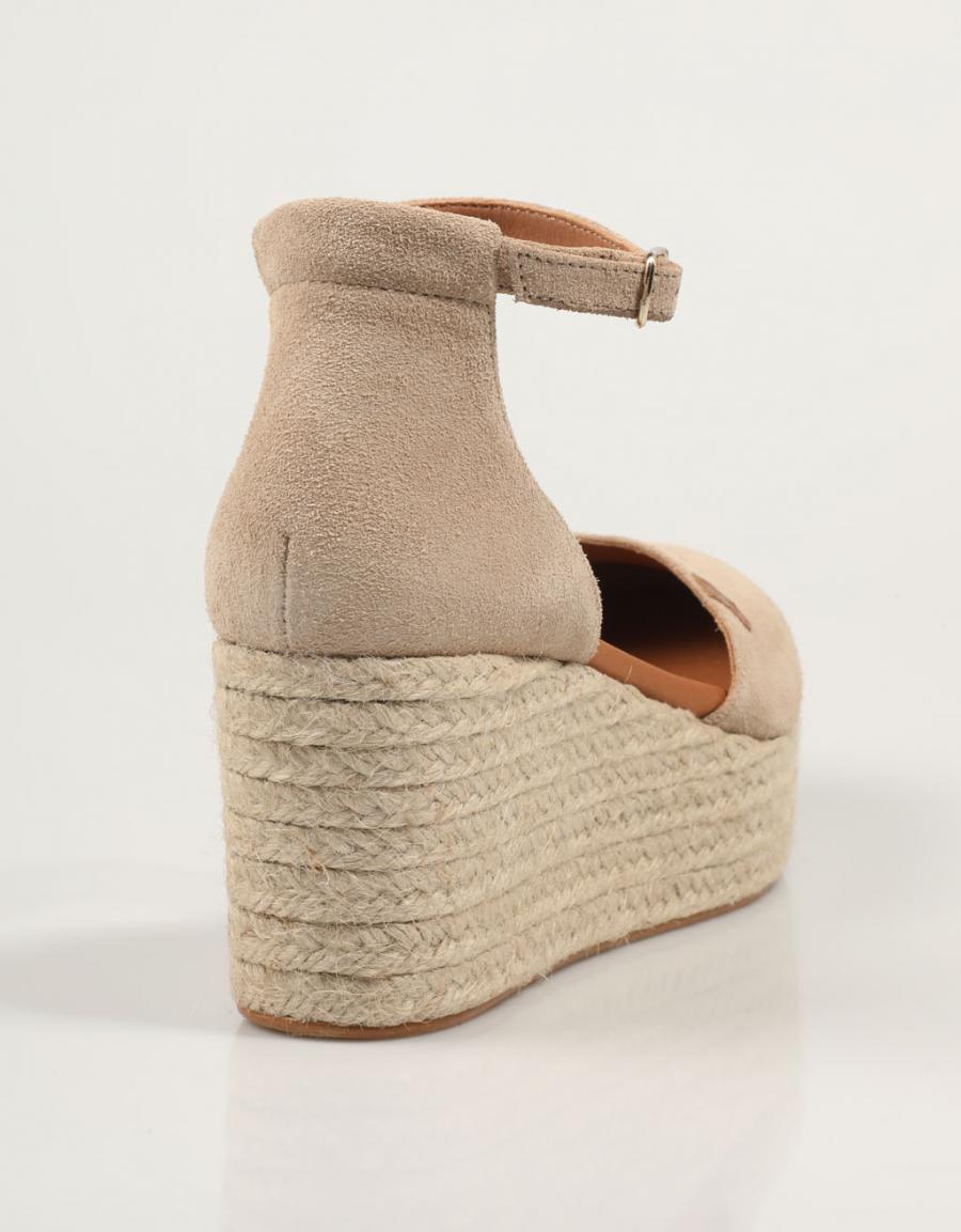 SANDALIAS POPA CANTALAR SERRAJE en color Beige