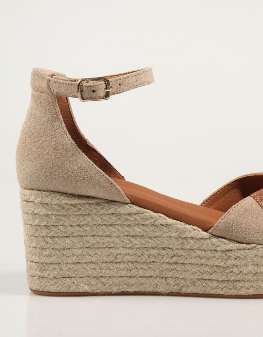 SANDALIAS POPA CANTALAR SERRAJE en color Beige