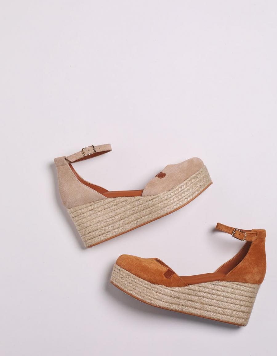 SANDALIAS POPA CANTALAR SERRAJE en color Beige