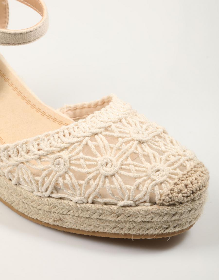 SANDALIAS REFRESH 171953 en color Beige