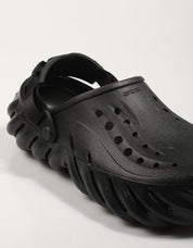 Crocs 207937 entupimentos em preto