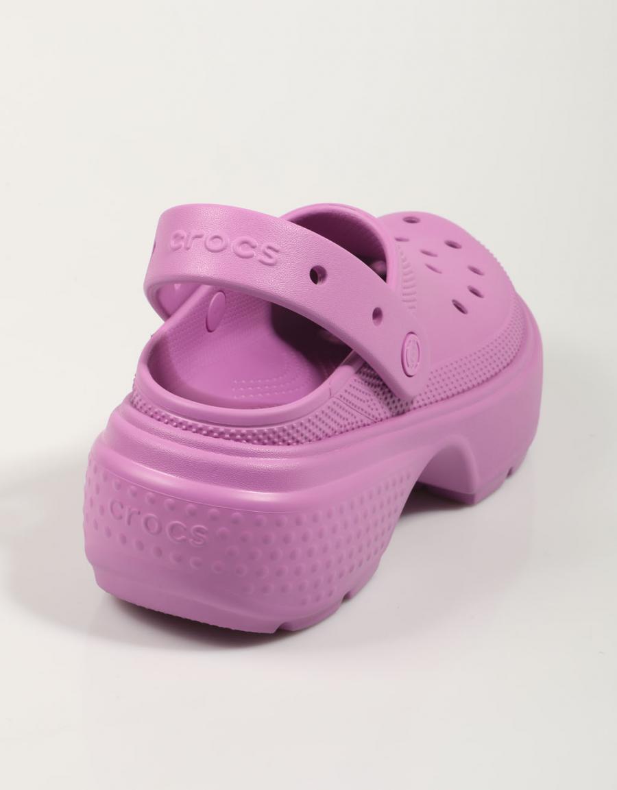 Crocs calpesta i fiocchi di colore viola