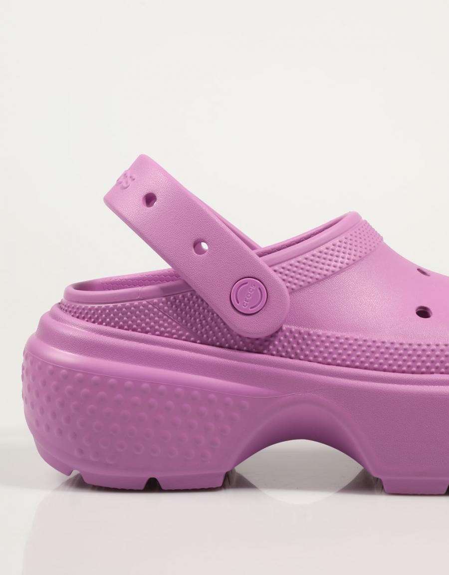 Crocs calpesta i fiocchi di colore viola