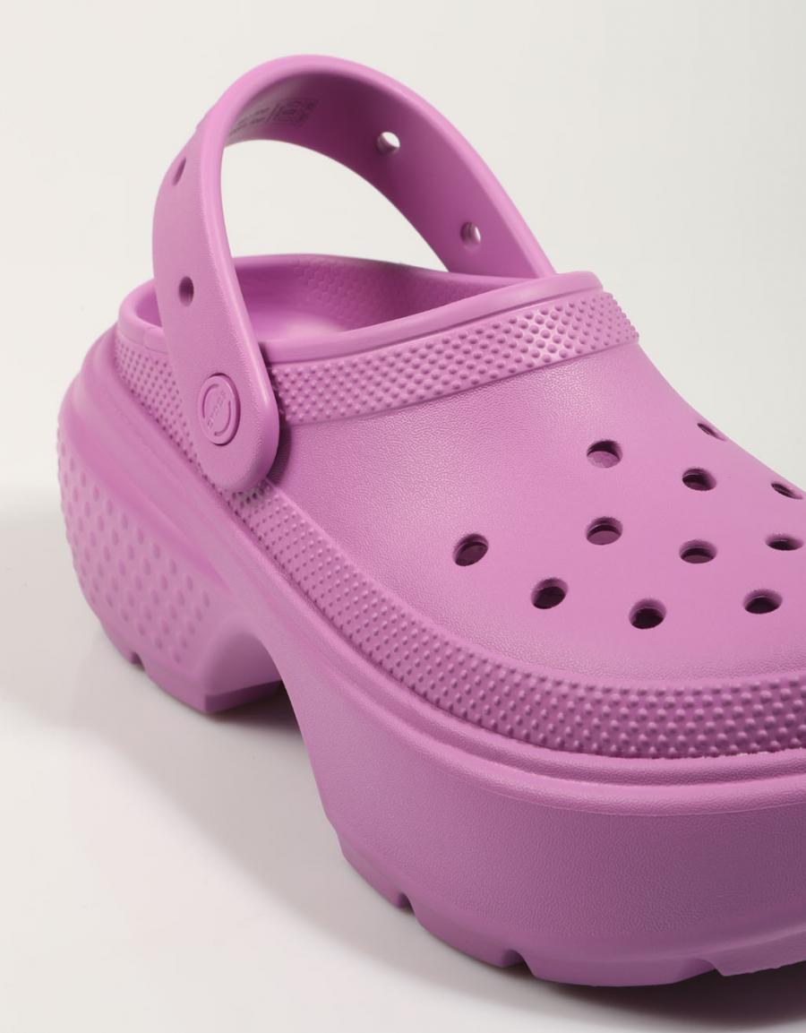Crocs calpesta i fiocchi di colore viola