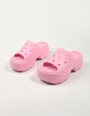 I crocs calpestano i fiocchi in rosa