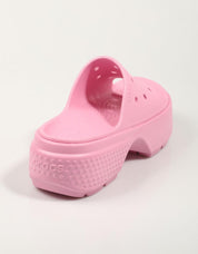 I crocs calpestano i fiocchi in rosa