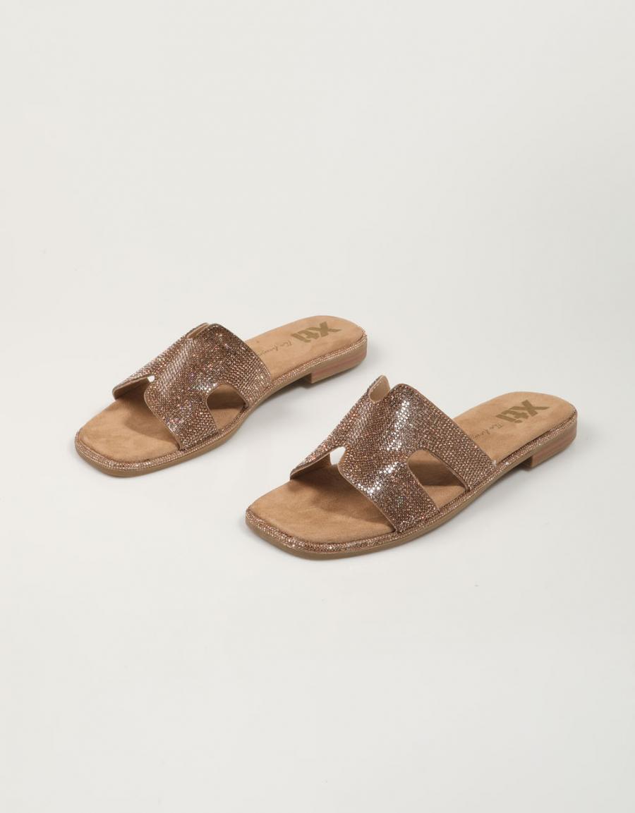 SANDALIAS XTI 142857 en color Taupe