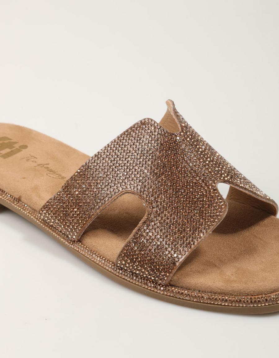 SANDALIAS XTI 142857 en color Taupe