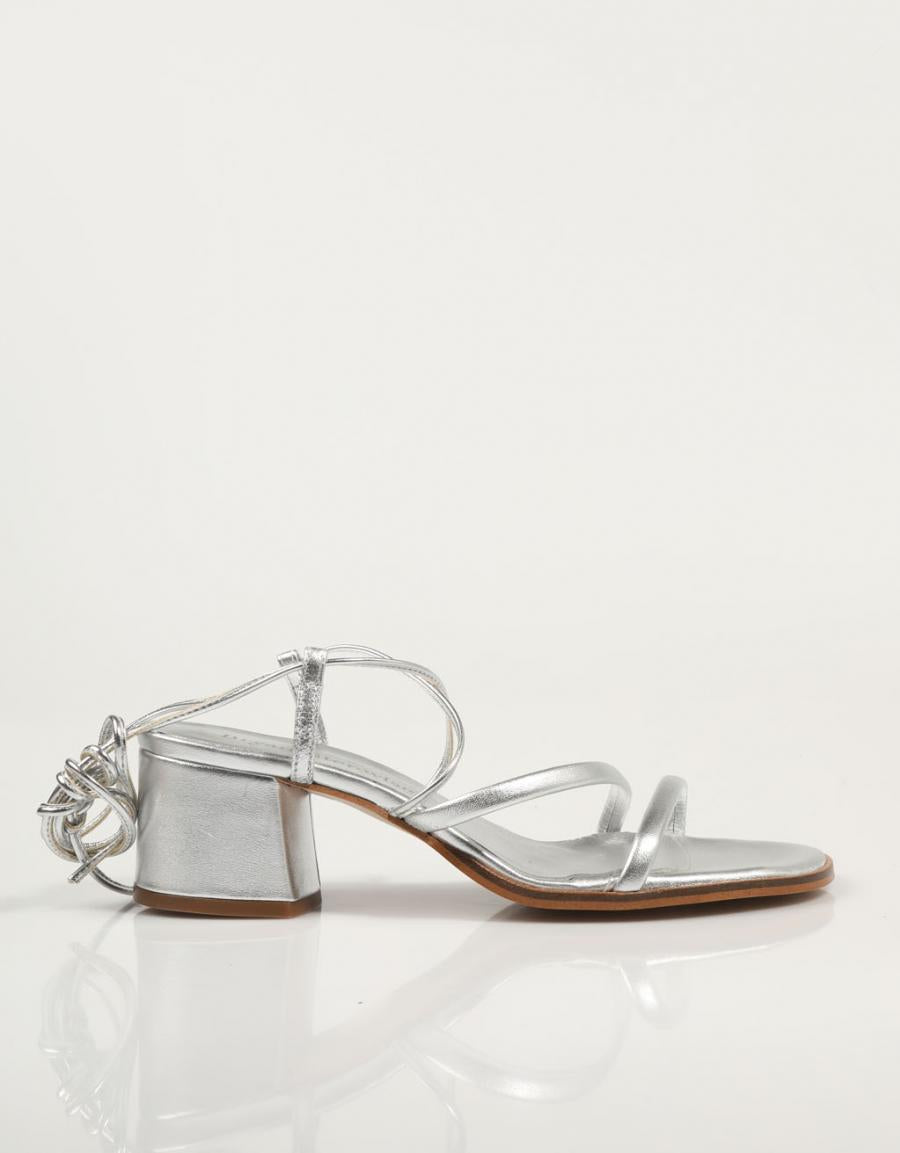 SANDALIAS BRYAN 2605 en color Plata