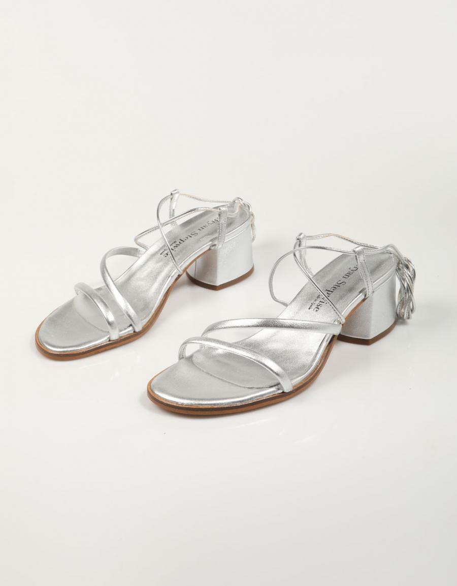 SANDALIAS BRYAN 2605 en color Plata