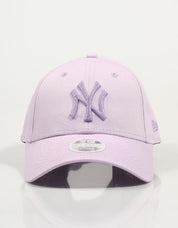 GORRA NEW ERA FEMALE METALLIC LOGO 9FORTY en color Morado
