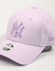 GORRA NEW ERA FEMALE METALLIC LOGO 9FORTY en color Morado