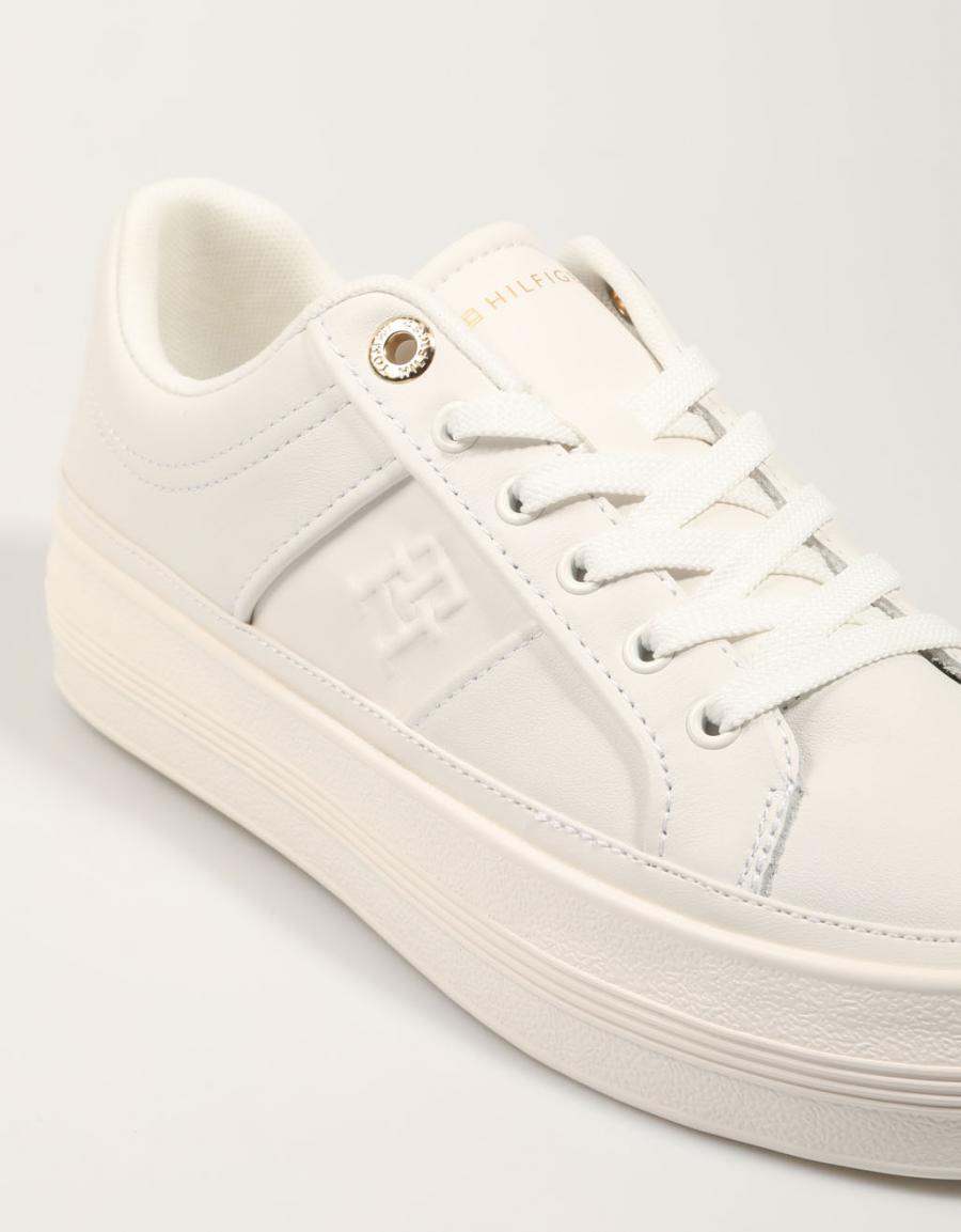 ZAPATILLAS TOMMY HILFIGER ESSENTIAL VULC SNEAKER MONOGRAM en color Blanco