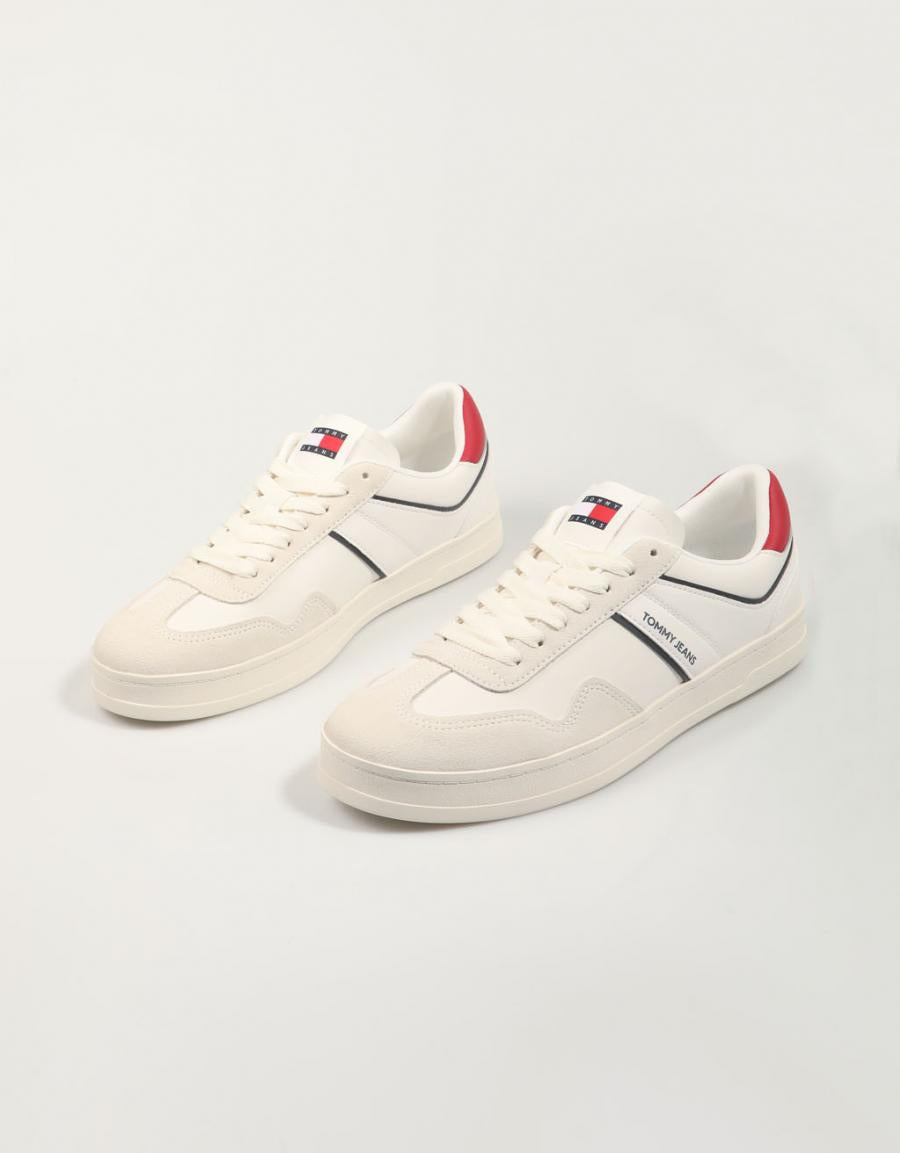 ZAPATILLAS TOMMY HILFIGER TJM LEATHER RETRO CUPSOLE en color Blanco