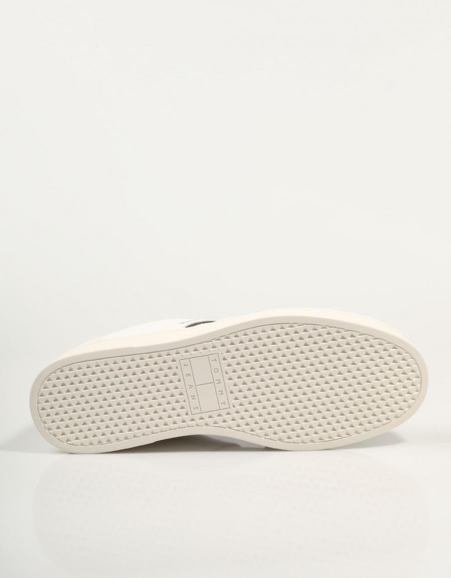 ZAPATILLAS TOMMY HILFIGER TJM LEATHER RETRO CUPSOLE en color Blanco