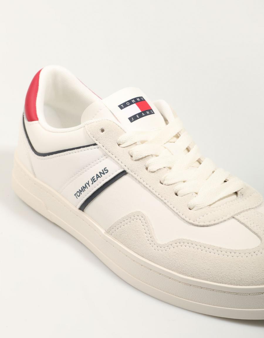 ZAPATILLAS TOMMY HILFIGER TJM LEATHER RETRO CUPSOLE en color Blanco
