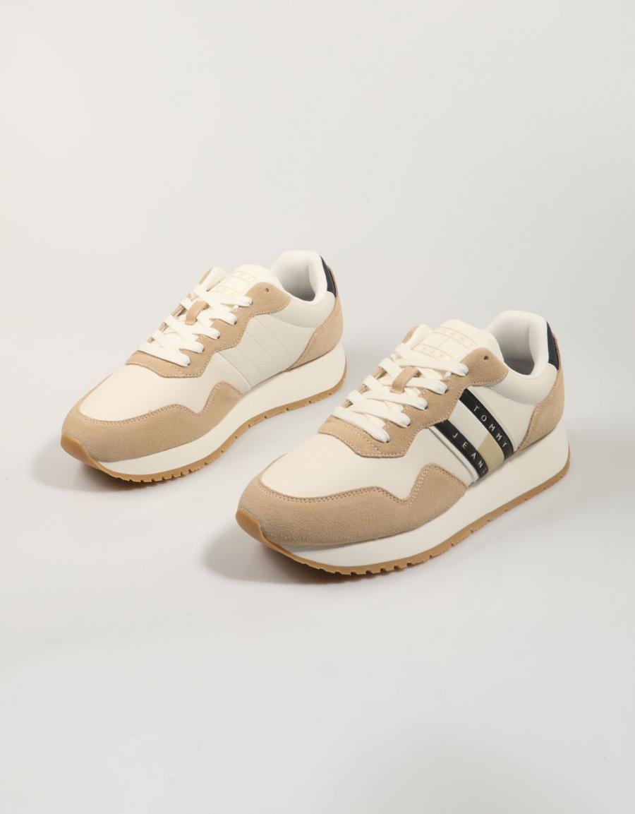 ZAPATILLAS TOMMY HILFIGER TJM MODERN RUNNER en color Beige