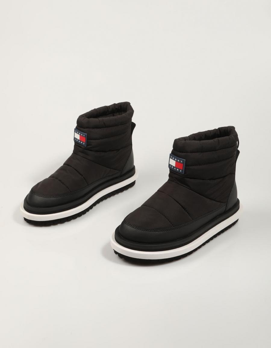 BOTINES TOMMY HILFIGER TJW PADDED FLAT BOOT WL en color Negro