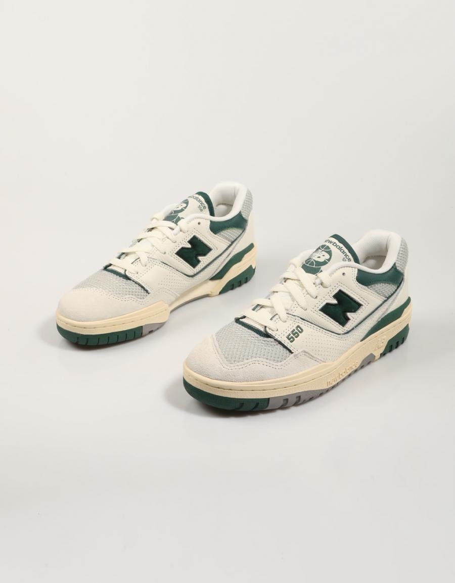ZAPATILLAS NEW BALANCE BB550 en color Blanco