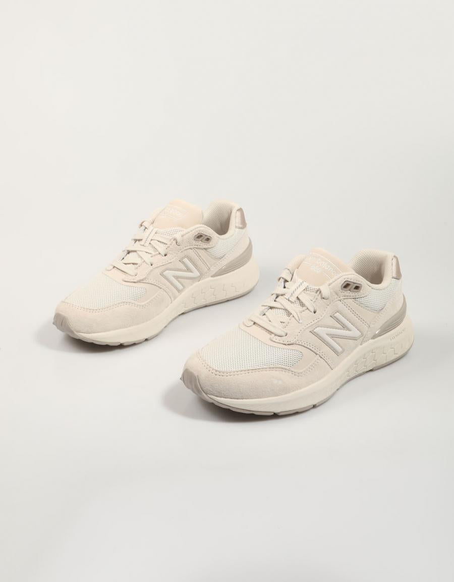 ZAPATILLAS NEW BALANCE MW880 en color Beige