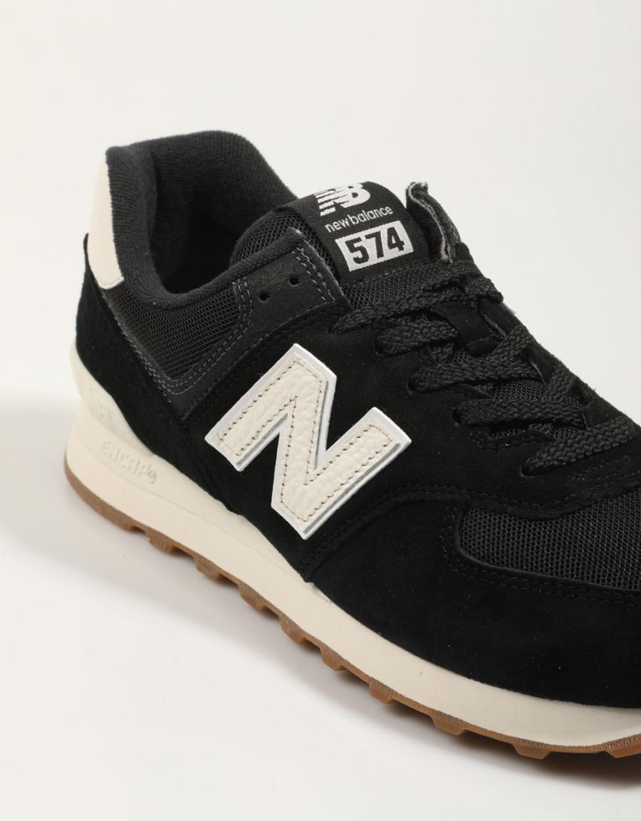 ZAPATILLAS NEW BALANCE U574 en color Negro