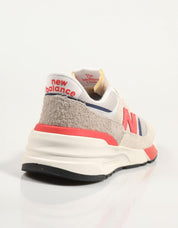 Tênis NEW BALANCE U997 em cor multicolorida