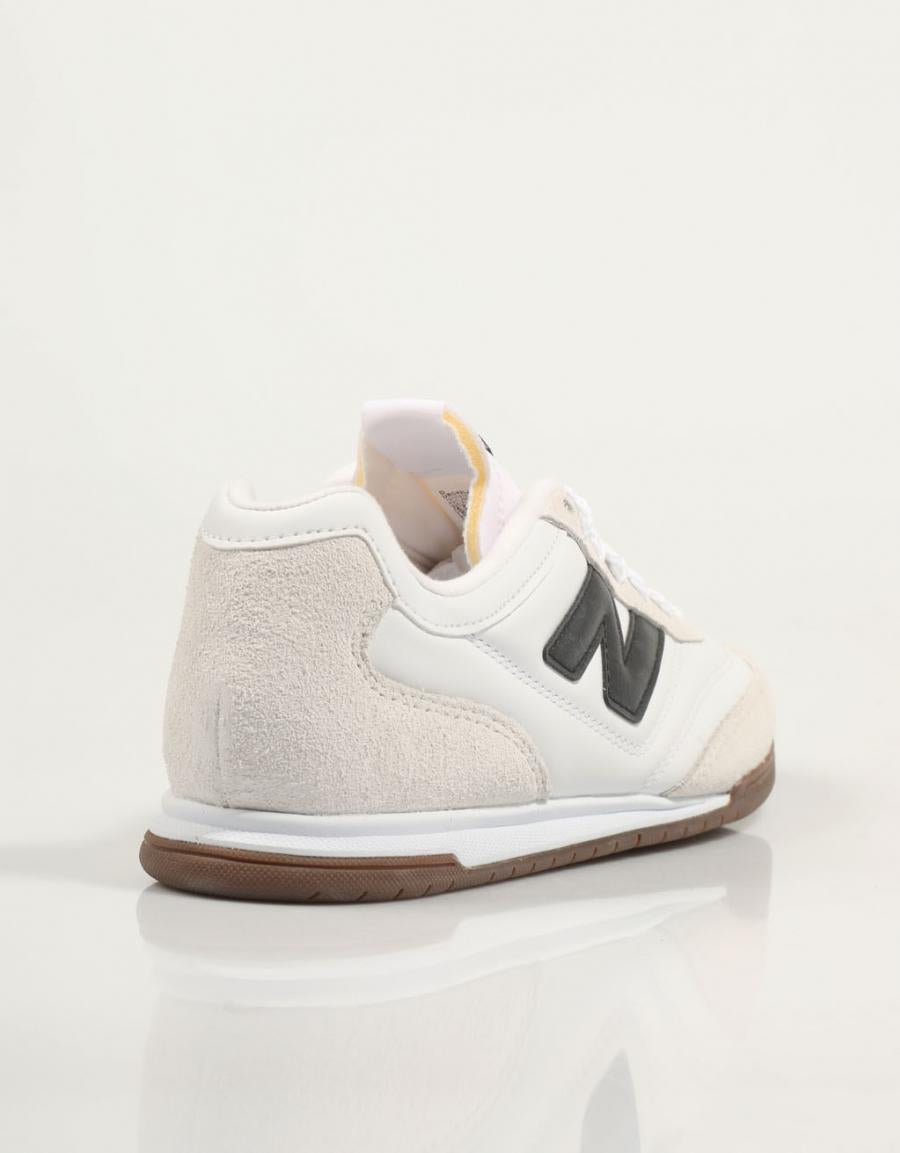 ZAPATILLAS NEW BALANCE URC42 en color Blanco