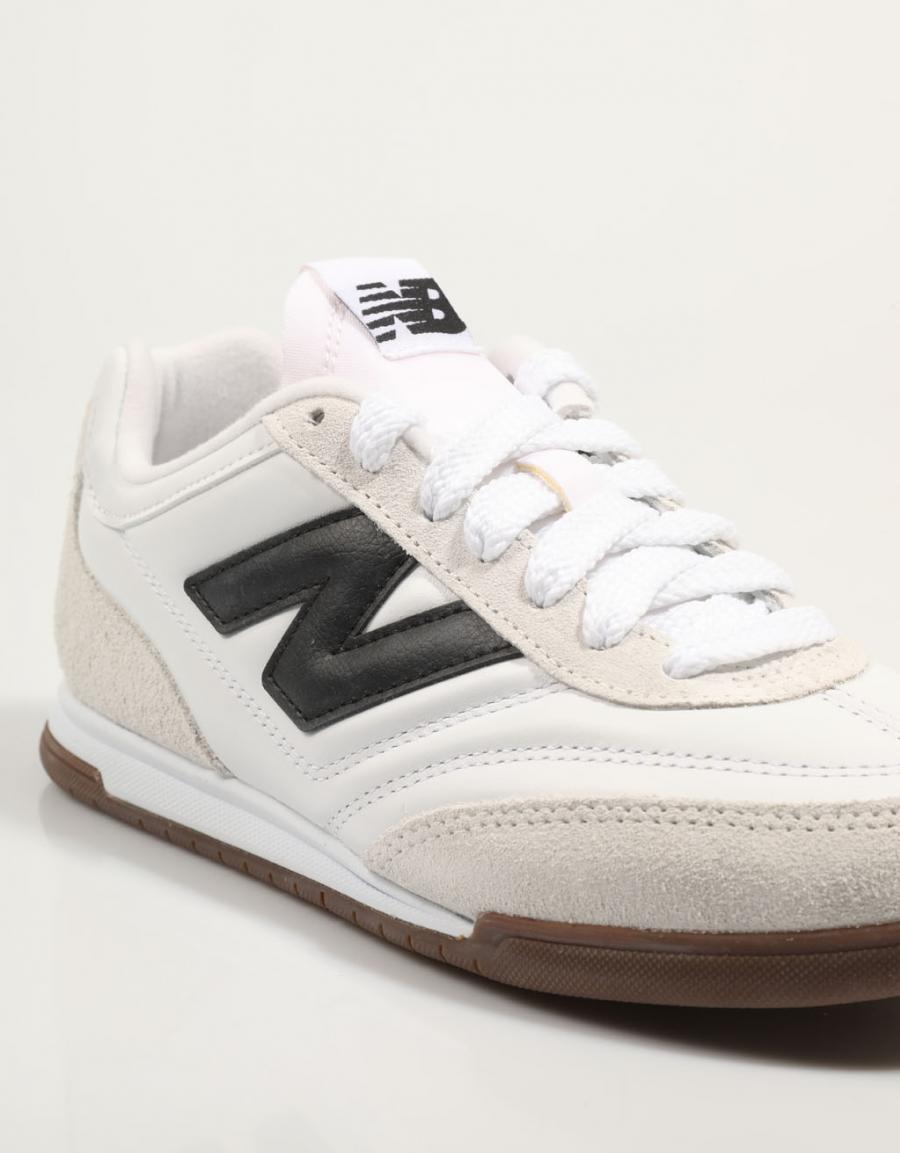 ZAPATILLAS NEW BALANCE URC42 en color Blanco