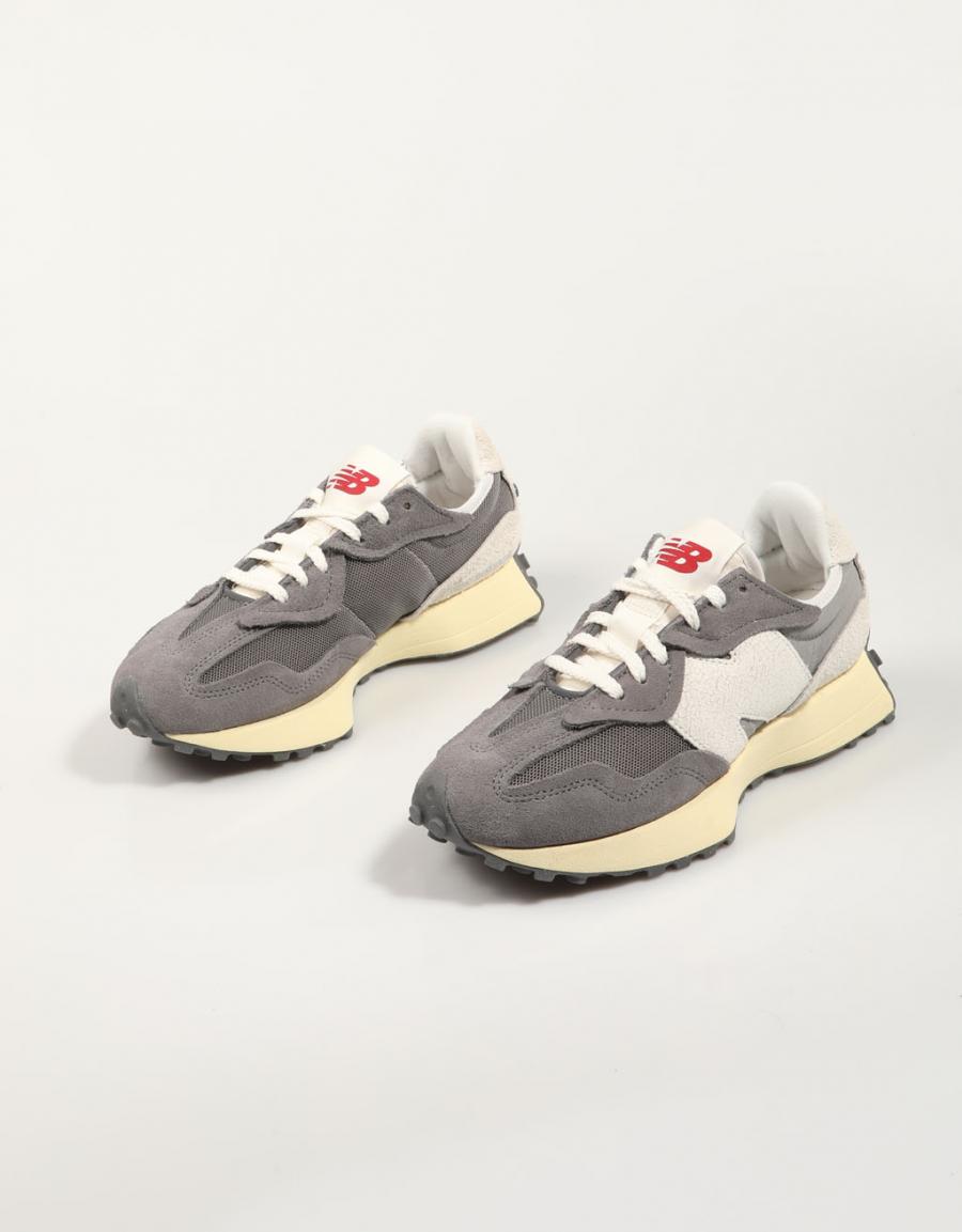 ZAPATILLAS NEW BALANCE U327 en color Negro