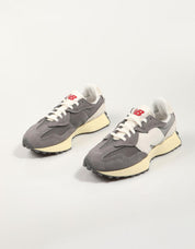 ZAPATILLAS NEW BALANCE U327 en color Negro