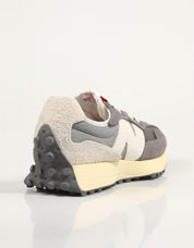 ZAPATILLAS NEW BALANCE U327 en color Negro