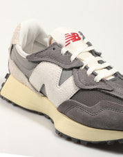 ZAPATILLAS NEW BALANCE U327 en color Negro