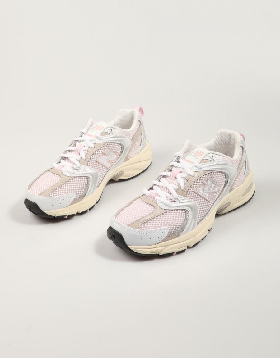 ZAPATILLAS NEW BALANCE MR530 en color Beige