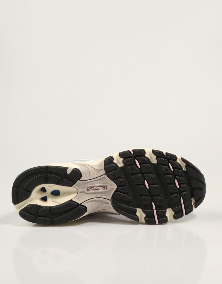 ZAPATILLAS NEW BALANCE MR530 en color Beige
