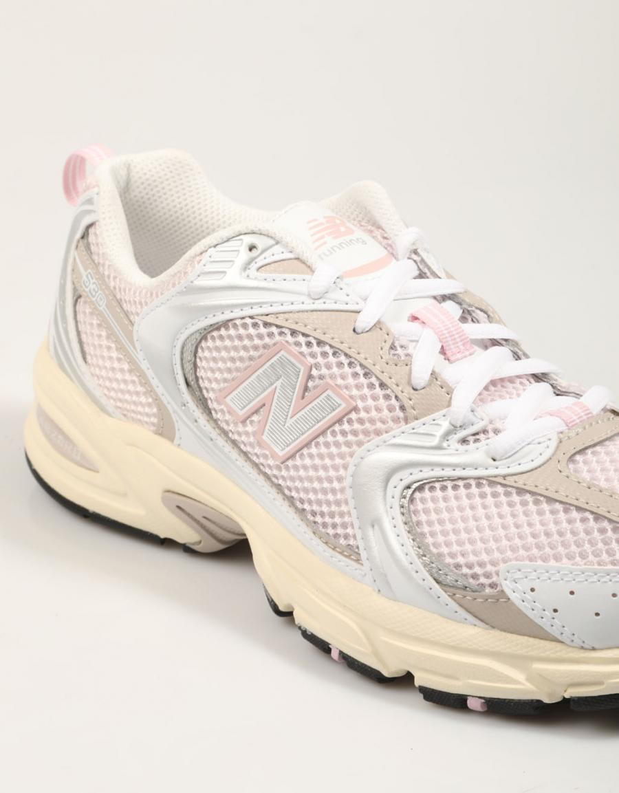 ZAPATILLAS NEW BALANCE MR530 en color Beige
